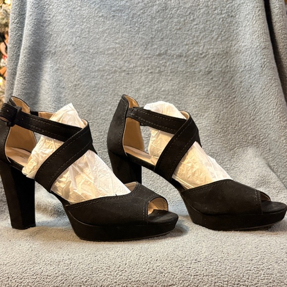 Chic Black Women's Heels - Picture 1 of 4